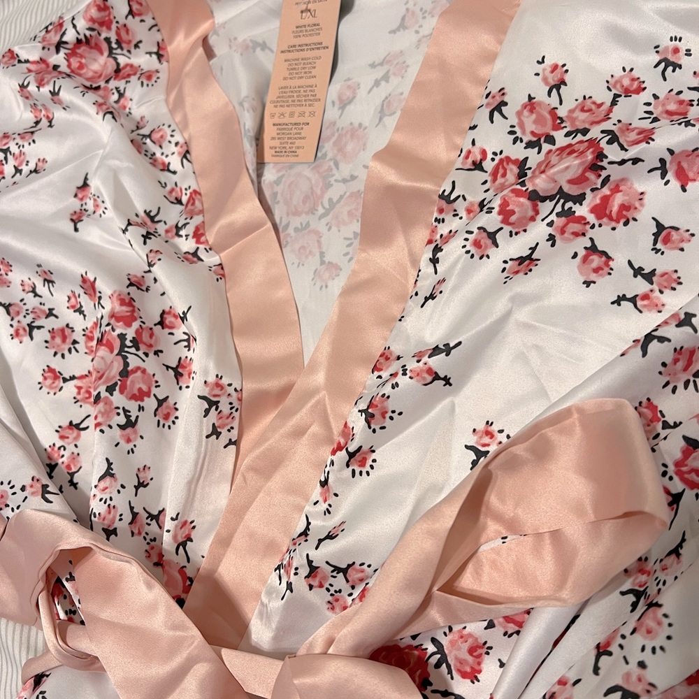 NWT Allie Robe In White Floral - Picture 2 of 4